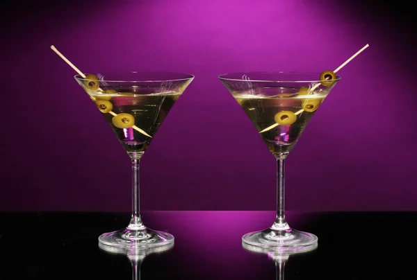 Martini bicchieri su sfondo scuro — Foto Stock