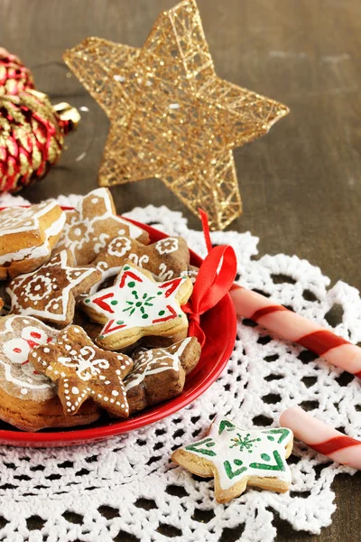 Dulces de Navidad en el plato en la mesa de madera de cerca —  Fotos de Stock