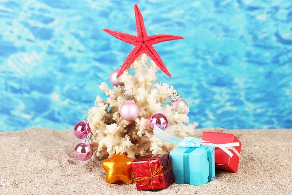 Foto conceitual: Celebrando o Natal na praia — Fotografia de Stock