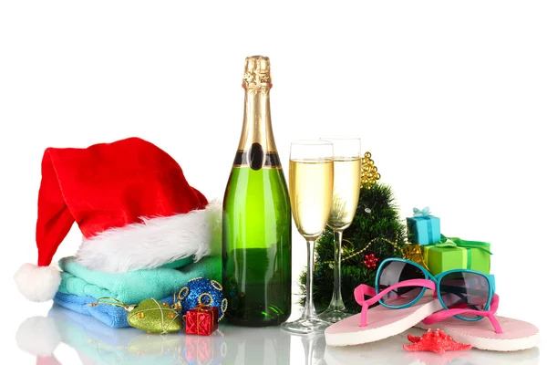 Plaj aksesuarları şampanya ve Noel ağacı üzerinde beyaz izole — Stok fotoğraf