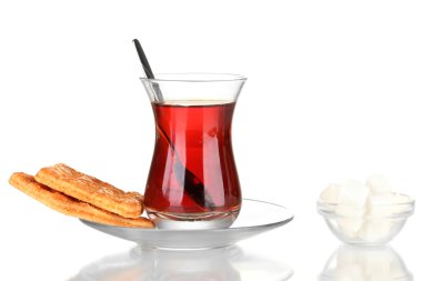 Beyaz üzerine izole edilmiş bir bardak Türk çayı