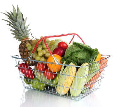 taze sebze ve meyveler metal sepette beyaz izole