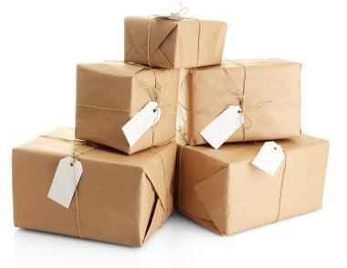 parsel üzerinde beyaz izole, kraft kağıt kutular