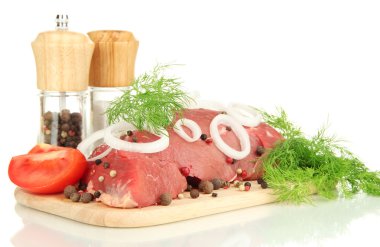 Şifalı otlarla Marine ham sığır eti ve baharat üzerine beyaz izole