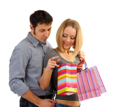 Genç çift alışveriş ve birçok alışveriş torbaları üzerinde beyaz izole holding