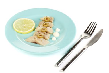 ringa balığı ve plaka üzerinde beyaz izole limon yemek