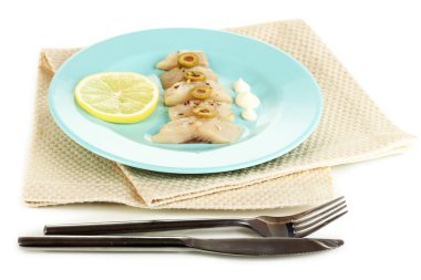 ringa balığı ve plaka üzerinde beyaz izole limon yemek