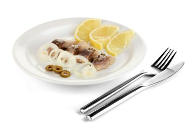 ringa balığı ve plaka üzerinde beyaz izole limon yemek