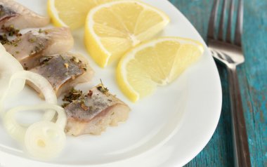 ringa plaka üzerinde mavi ahşap masa yakın çekim yemek