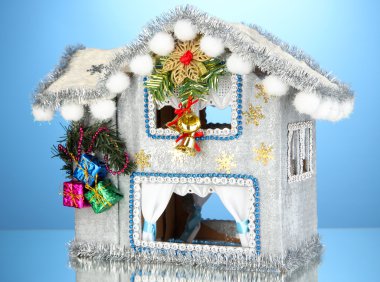mavi renkli Noel evi dekore edilmiş