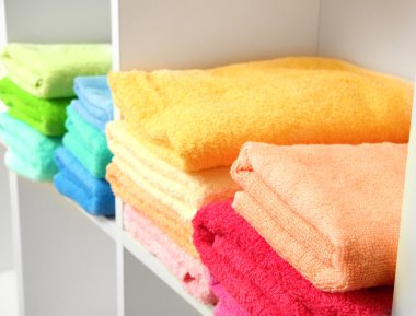 renkli havlu banyoda raflarda