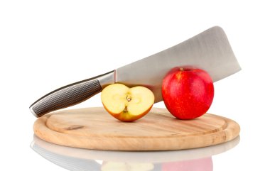 Kırmızı elma ve bıçak üzerinde beyaz izole kesme tahtası üzerinde