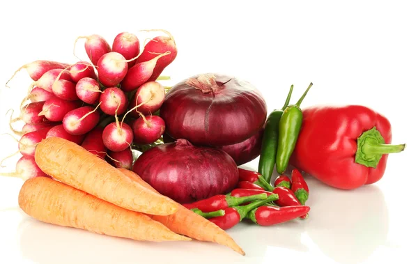 Légumes rouges frais isolés sur blanc — Photo