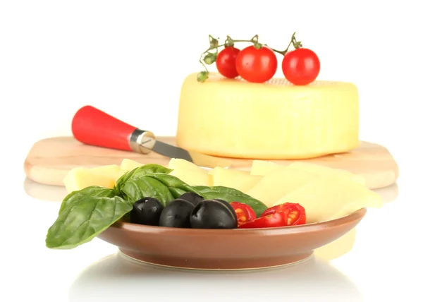 Skivad mozzarellaost med grönsaker i plattan isolerad på vit — Stockfoto