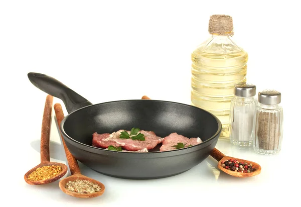 Sammansättning av rått kött och kryddor på vit bakgrund närbild — Stockfoto