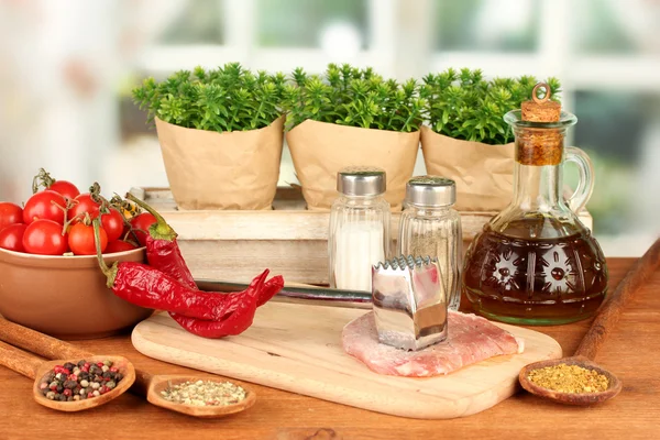 Composition of raw meat, vegetables and spices on wooden table close-up — Stock Photo, Image