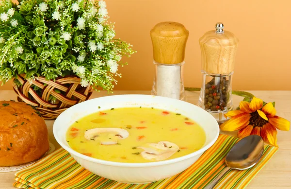 Duftende Suppe in weißem Teller auf Tisch auf beigem Hintergrund Nahaufnahme — Stockfoto