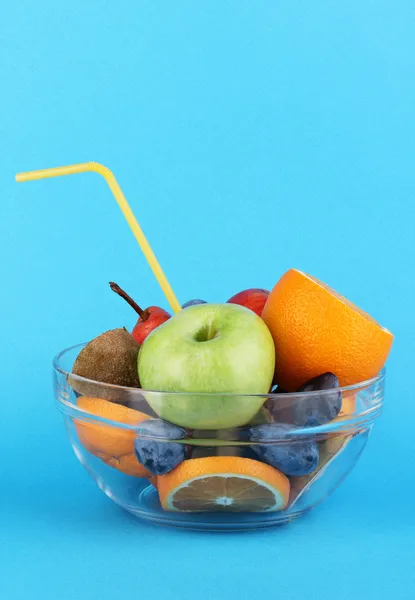 Skål med frukt för kost på blå bakgrund — Stockfoto