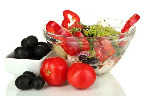 Salad segar Yunani dalam mangkuk kaca diisolasi pada putih — Stok Foto