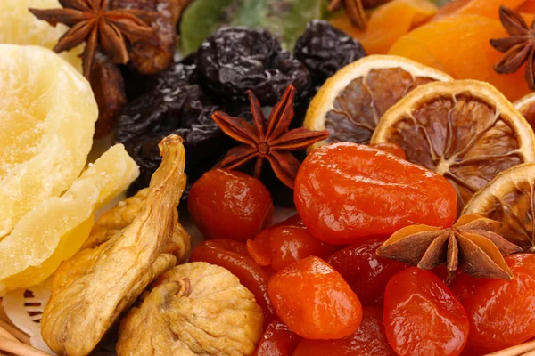 Frutas secas con estrellas de canela y anís de cerca — Foto de Stock