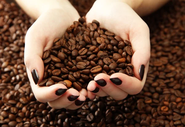 Female hands with coffee beans, close up — Stock Photo, Image