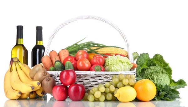 Composição com legumes e frutas em cesta de vime isolado em branco — Fotografia de Stock