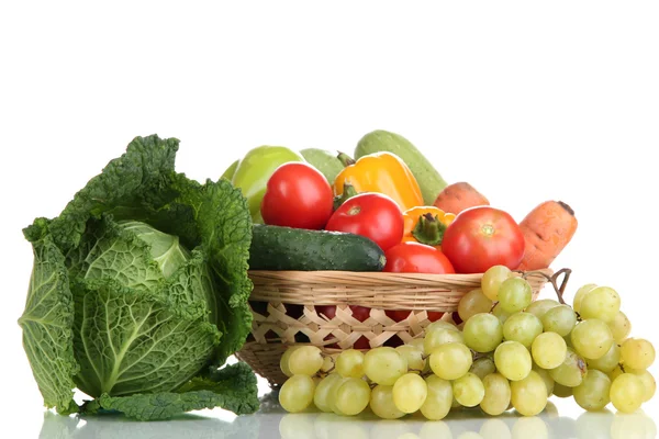 Skład z warzywami i owocami w wiklinowym koszu izolowanym na białym — Zdjęcie stockowe