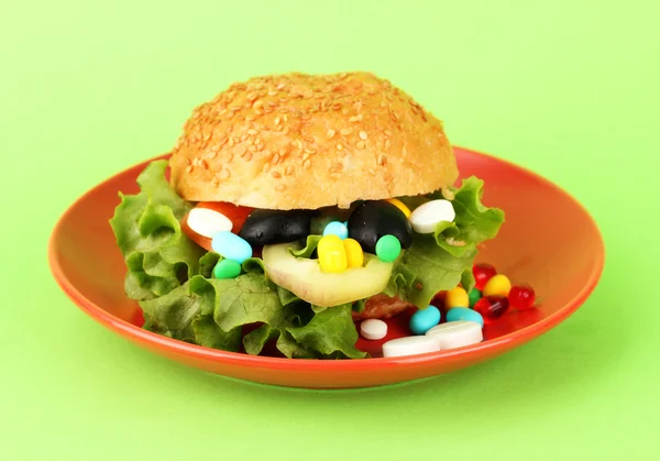 Konceptuální obrázek pro nutriční péče: nejrůznějších vitaminů a doplňků stravy v housce. Na barvu pozadí — Stock fotografie