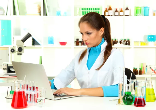 Joven científica en laboratorio — Foto de Stock