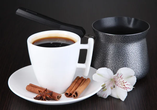 Taza de café con cafetera sobre mesa de madera — Foto de Stock