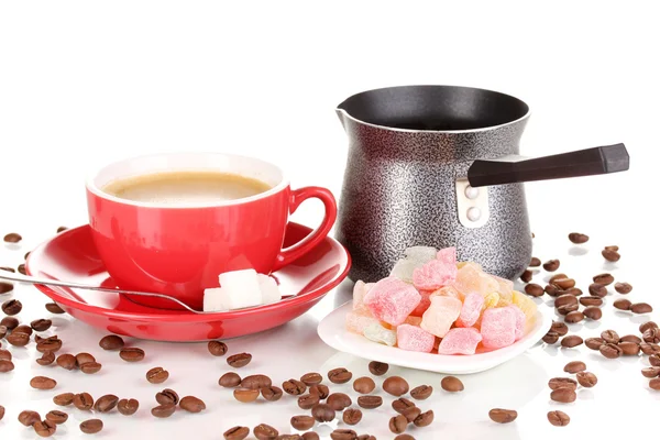 Rote Tasse Kaffee mit rahat delight (locum) und Kaffeekanne isoliert auf weiß — Stockfoto