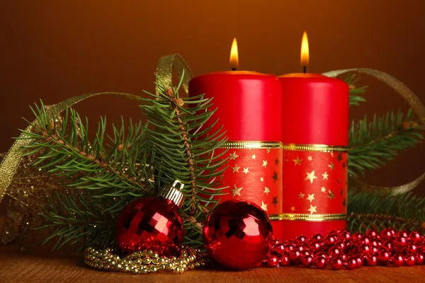 两支蜡烛、 圣诞装饰、 棕色背景上 — 图库照片