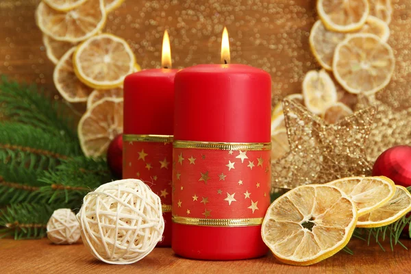 两支蜡烛和圣诞装饰，金色的背景上 — 图库照片