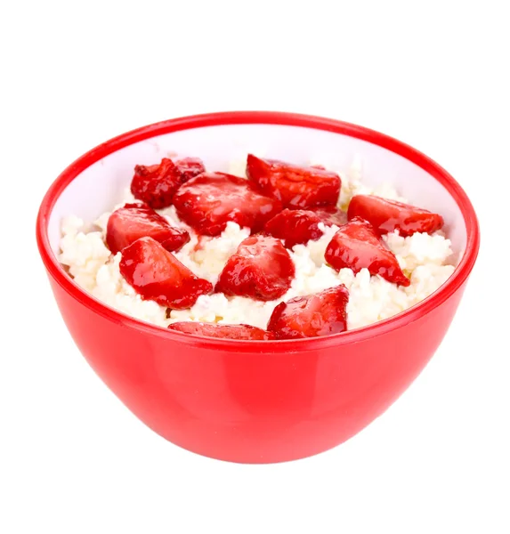 Cottage cheese in red bowl with sliced strawberries isolated on white — Stock Photo, Image