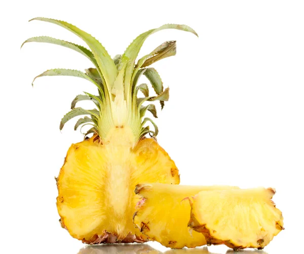 Elszigetelt fehér érett ananász szeletelt — Stock Fotó