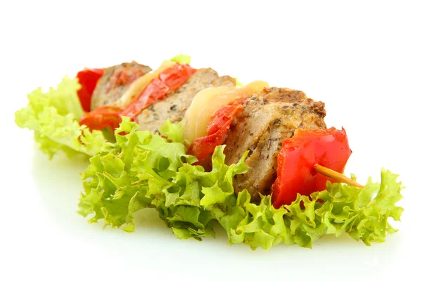 Smaczne grillowane mięso i warzywa na szpikulcu, izoalowane na białym — Zdjęcie stockowe
