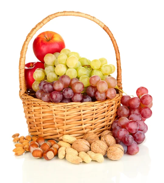 葡萄在篮子里的坚果上白色隔离 — 图库照片