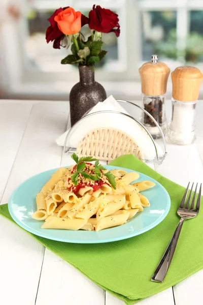 Rigatoni plato de pasta con salsa de tomate en la mesa de madera blanca en la cafetería — Foto de Stock