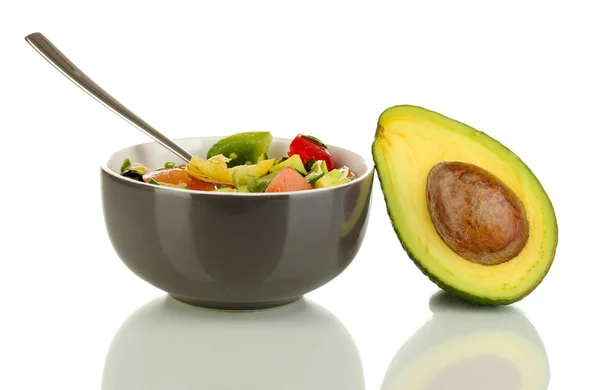 Smakelijke avocado salade in kom geïsoleerd op wit — Stockfoto