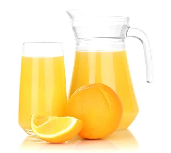 Teli pohár és a narancslé és a narancs elszigetelt fehér kancsó — Stock Fotó