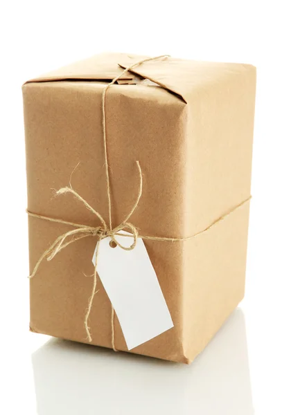 Kraft kağıt, üzerinde beyaz izole kutusuyla parsel — Stok fotoğraf