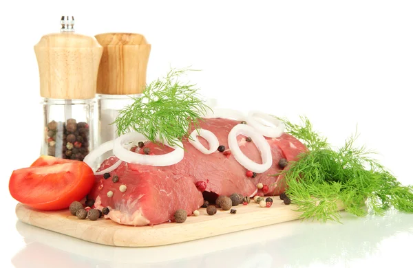 Şifalı otlarla Marine ham sığır eti ve baharat üzerine beyaz izole — Stok fotoğraf