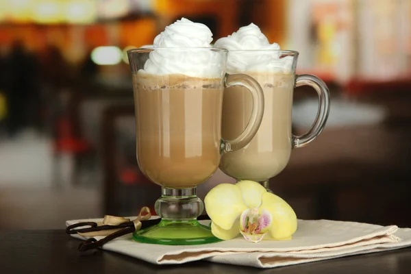 カフェのテーブルの上のバニラ ポッドとガラス カップで香りの良いコーヒー カフェラテ — ストック写真