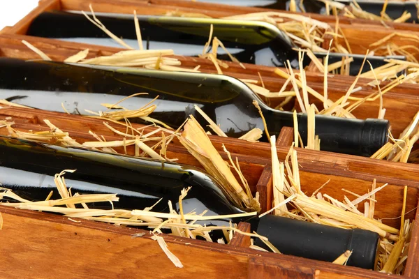 Holzkoffer mit Weinflaschen in Nahaufnahme — Stockfoto