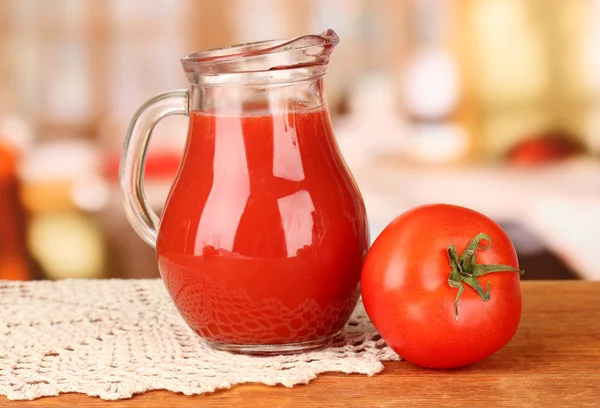 Volledige kruik van tomatensap, op houten tafel op lichte achtergrond — Stockfoto