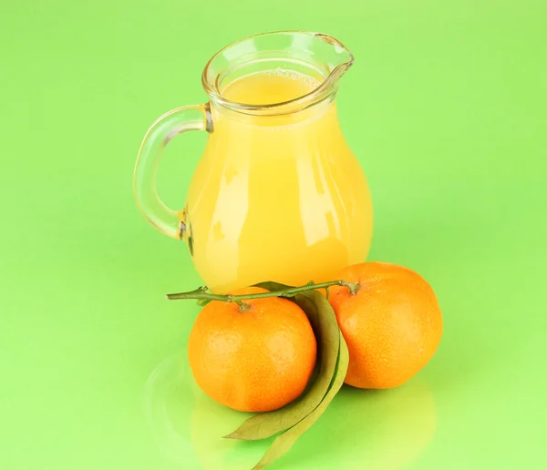 Cruche pleine de jus d'orange, sur table en bois sur fond lumineux — Photo
