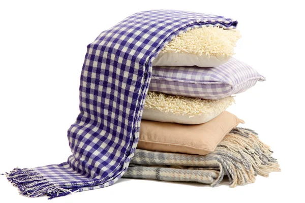 Collina cuscini colorati e plaid isolati su bianco — Foto Stock