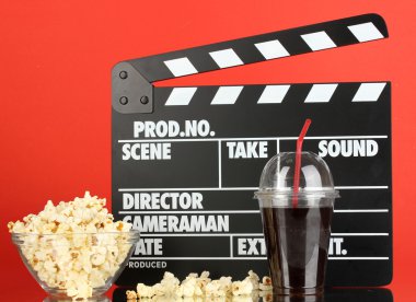 Film Klaket, kola ve kırmızı bir arka plan üzerinde patlamış mısır