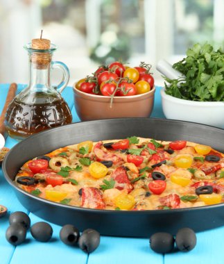 güzel pizza, sebze ve baharat ahşap arka plan mavi yakın çekim üzerinde renkli kompozisyon