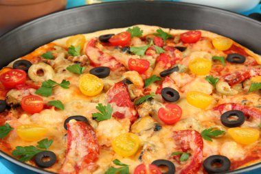 doluya yakın çekim deniz ürünleri ile lezzetli pizza